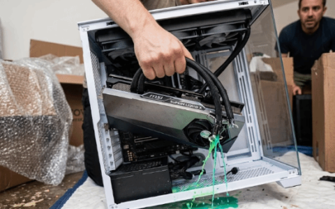 水冷管被当作把手：万元旗舰RTX 4090当场报废！