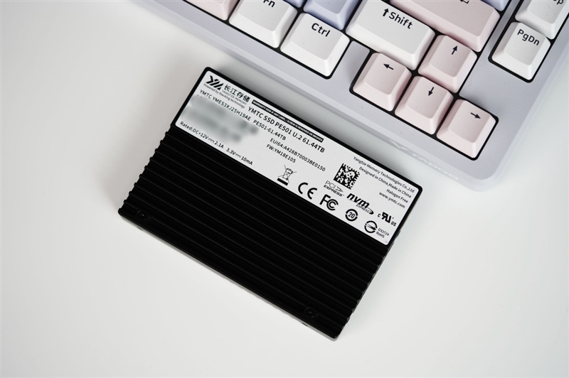 专为AI而生的企业级QLC SSD!长江存储PE501 61.44TB评测:超过1PB的写入测试