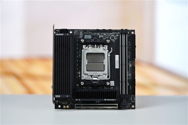 小体积不将就!七彩虹iGame B850I MINI OC V14主板评测:同级唯一异步超频 一键释放X3D满血性能
