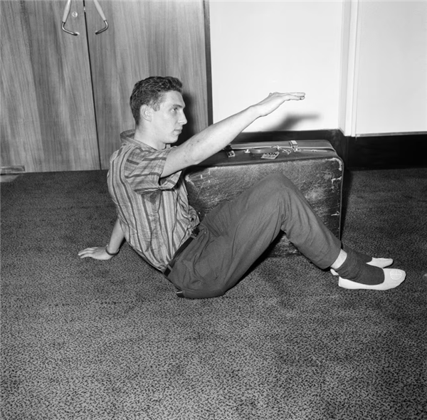没钱买机票 1965年这个19岁男孩把自己打包空运回家