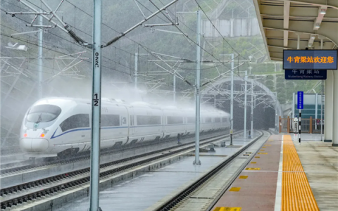 又一条时速350高铁试运行：洞穿秦岭 3小时缩至1小时