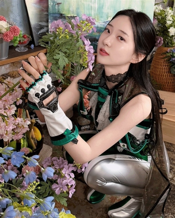 《剑星》体模申才恩Cos蜘蛛侠 穿紧身衣秀好身材