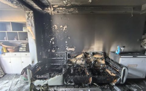 男子深夜回家发现客厅陷入火海 手电筒充电时爆炸起火