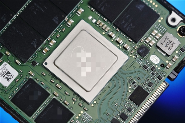 超高3100K IOPS随机读写！长江存储PE522 15.36TB企业级SSD图赏