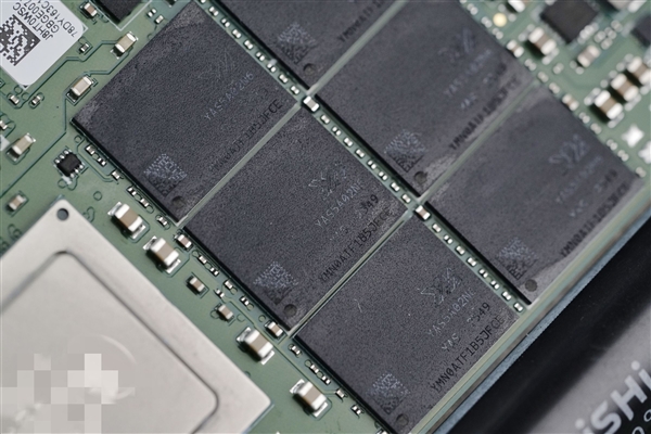 超高3100K IOPS随机读写！长江存储PE522 15.36TB企业级SSD图赏