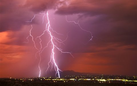 为什么打雷下雨家电不用拔插头了：老一辈的防雷习惯现在要改吗