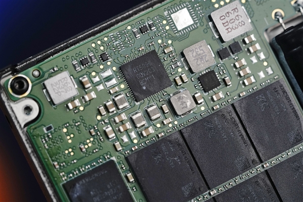 超高3100K IOPS随机读写！长江存储PE522 15.36TB企业级SSD图赏