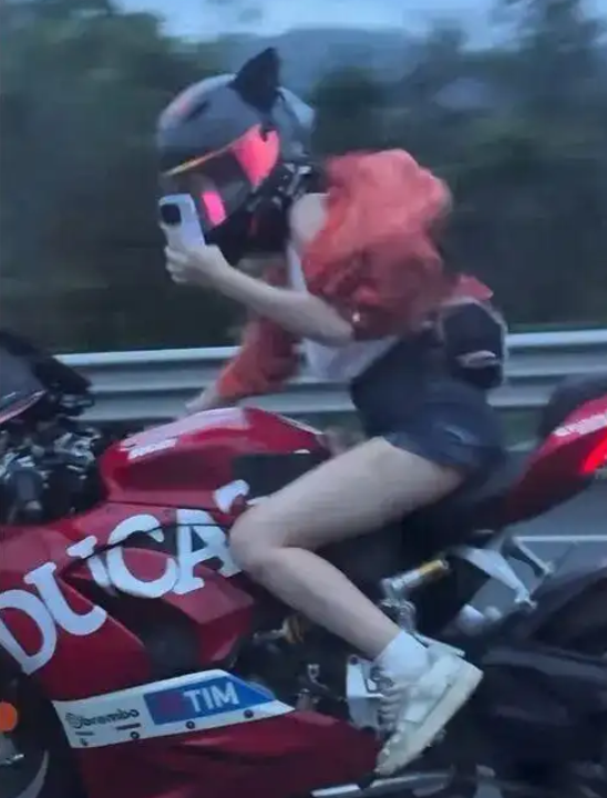 女子骑杜卡迪高速狂飙超200km/h 单手玩手机还回头跟保时捷互拍