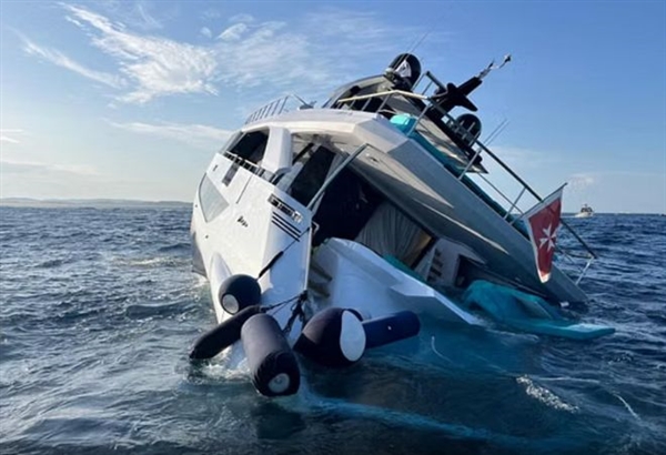 刚交付仅4天！意大利6000万豪华游艇沉没 14人惊险逃生